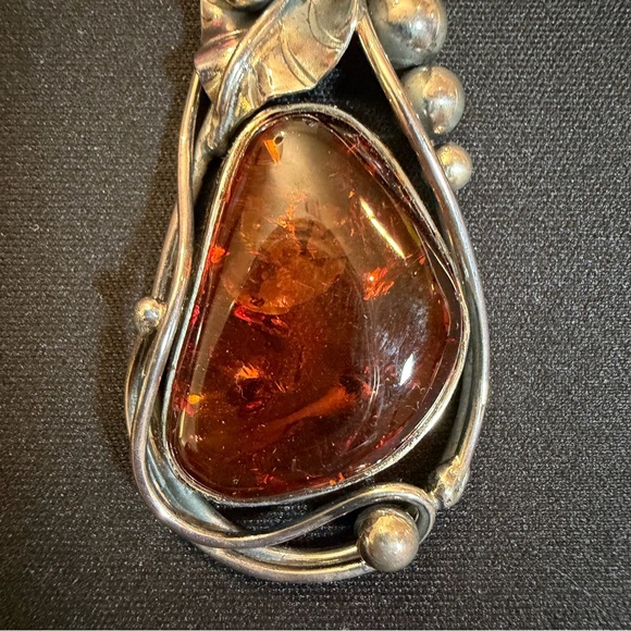 Elegant Silver and Amber Pendant Necklace - Picture 2 of 6